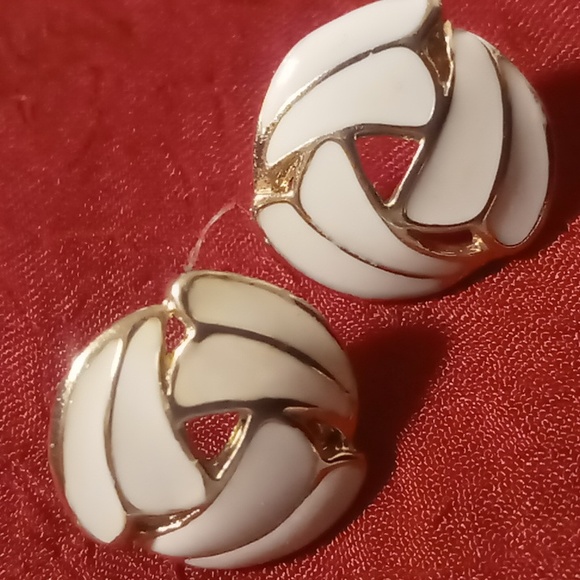 Enamel & rich gold tone pierced earrings. Vintage . 2 pairs - Picture 6 of 8